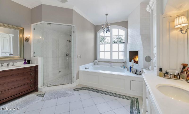 6032 E Lincoln Dr-large-021-017-TOD0394-