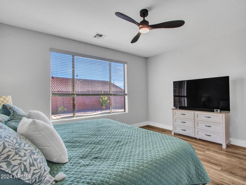 07-Master bedroom (2)