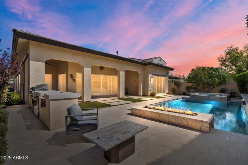 Outdoor Kitchen - Fire Pit