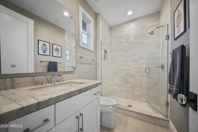 Nicely Outfitted Guest Bathroom