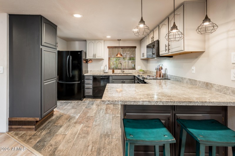 3508 E Beverly Ln - MLS-20