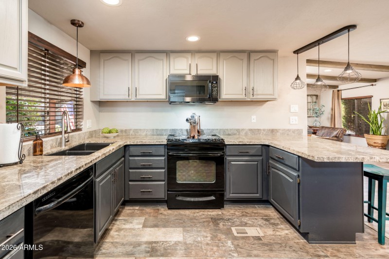 3508 E Beverly Ln - MLS-21