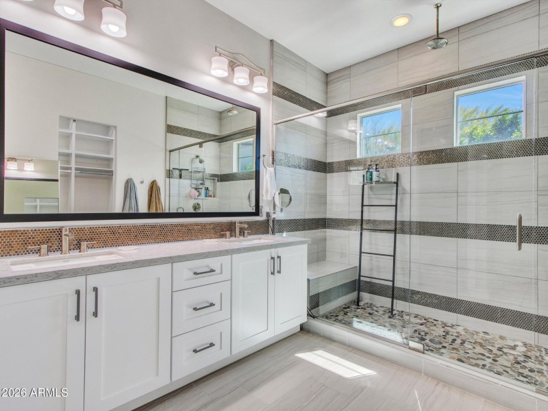 12-Primary-suite-(4)