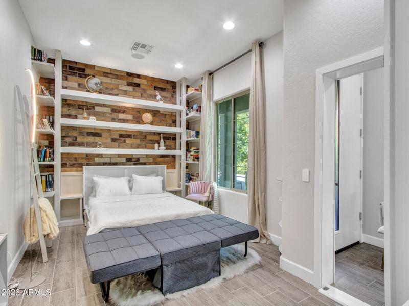 03-Front-bedroom-(1)