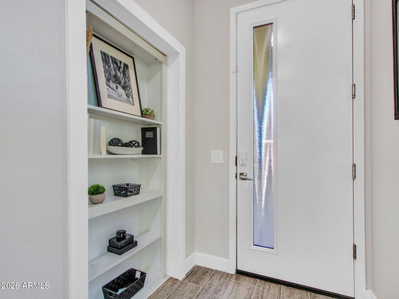 02-Entry-hall-&-Murrphy-door-to-bedroom-