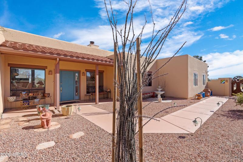 Covered Front Patio w/ VIEWS!