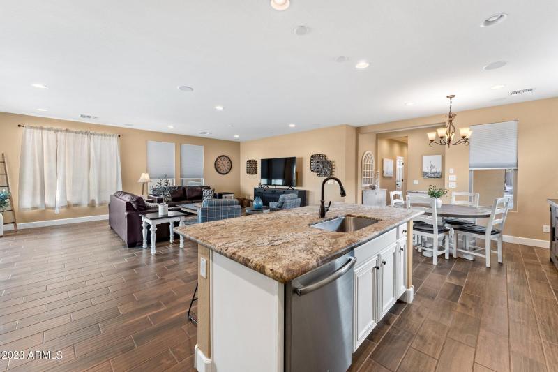 Wood-look plant tiles