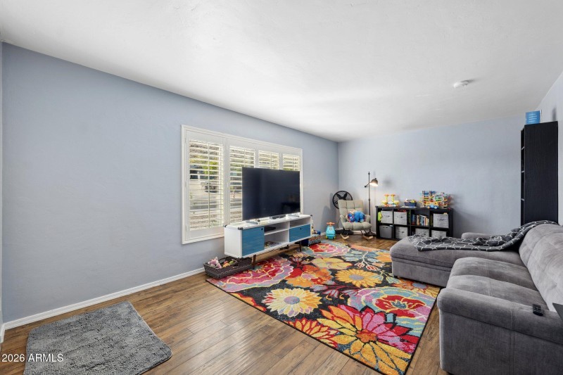 7-web-or-mls-9603-n-7th-ave