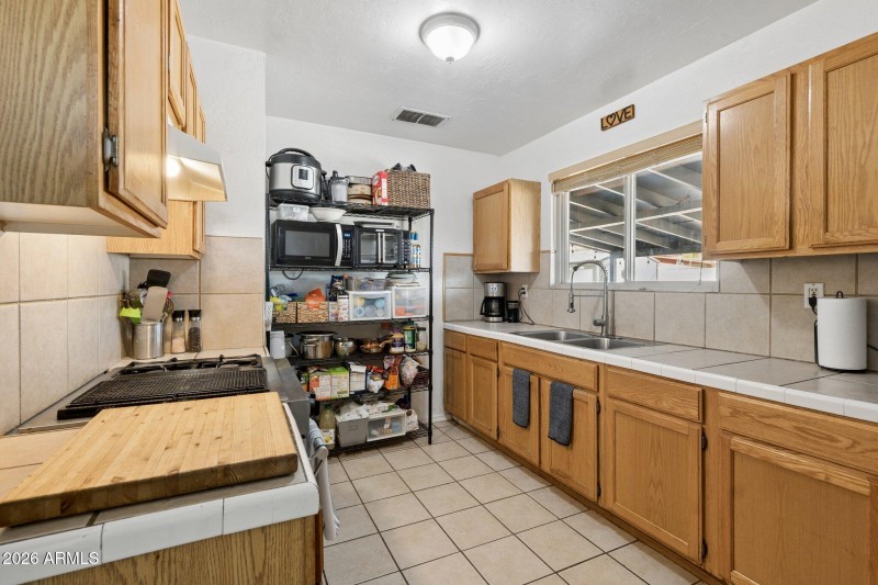 10-web-or-mls-9603-n-7th-ave