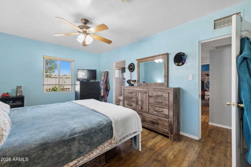 14-web-or-mls-9603-n-7th-ave