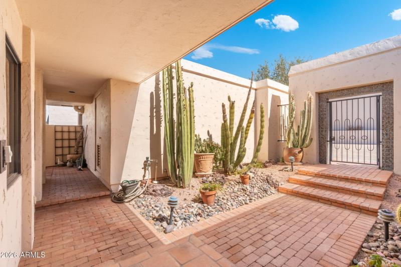 Access to the side yard