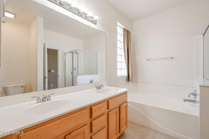 primary bath with dual sinks