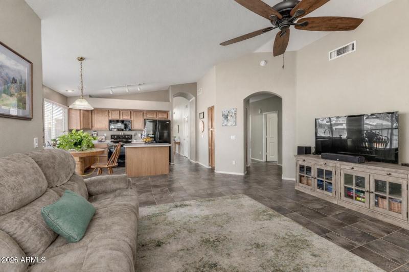 Cozy open-concept living and kitchen des