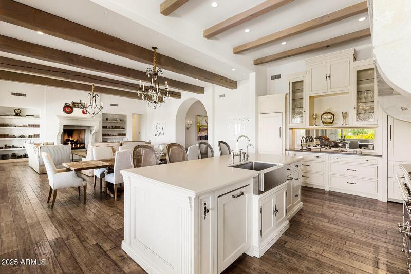 Main Kitchen fully equipped