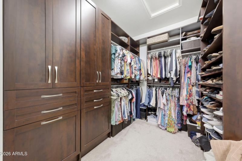 WALK-IN CLOSET