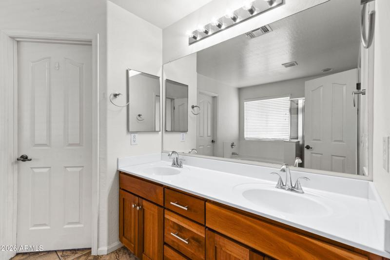 3029 E Franklin Ave-25