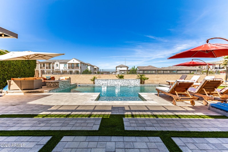 Pool w/water feature