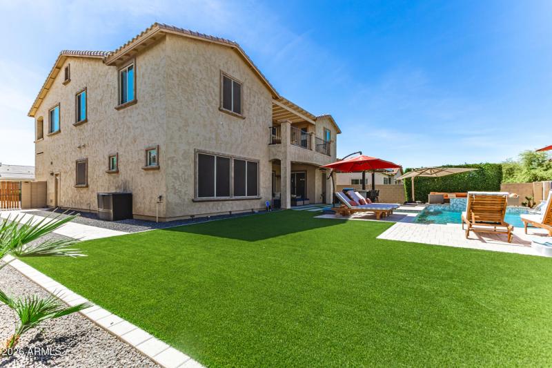 Expansive Synthetic Turf