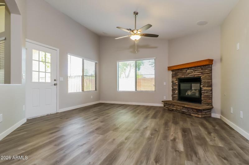 007-photo-family-room-11484984