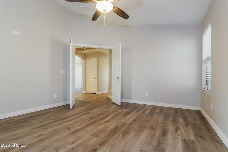 009-photo-main-bedroom-11484971