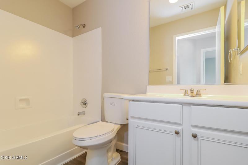 013-photo-bathroom-11484973