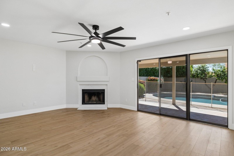 10-web-or-mls-8833-e-charter-oak-dr