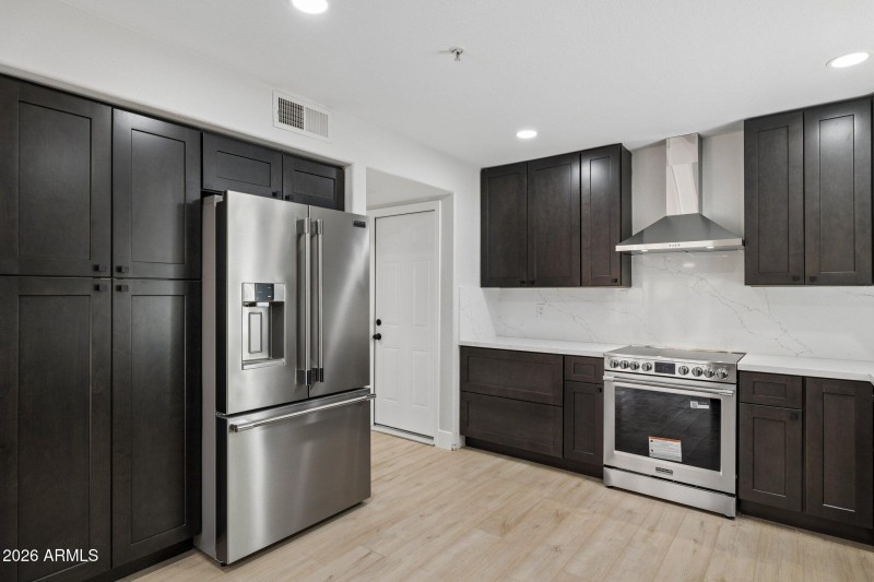 17-web-or-mls-8833-e-charter-oak-dr