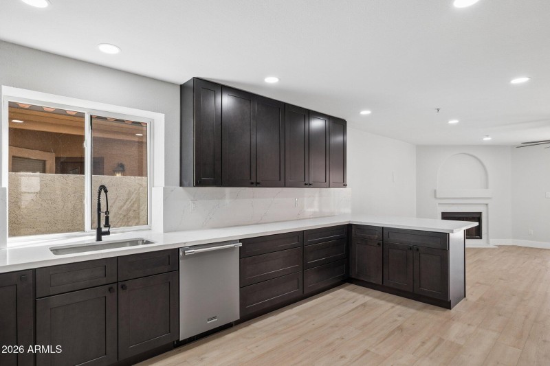 18-web-or-mls-8833-e-charter-oak-dr