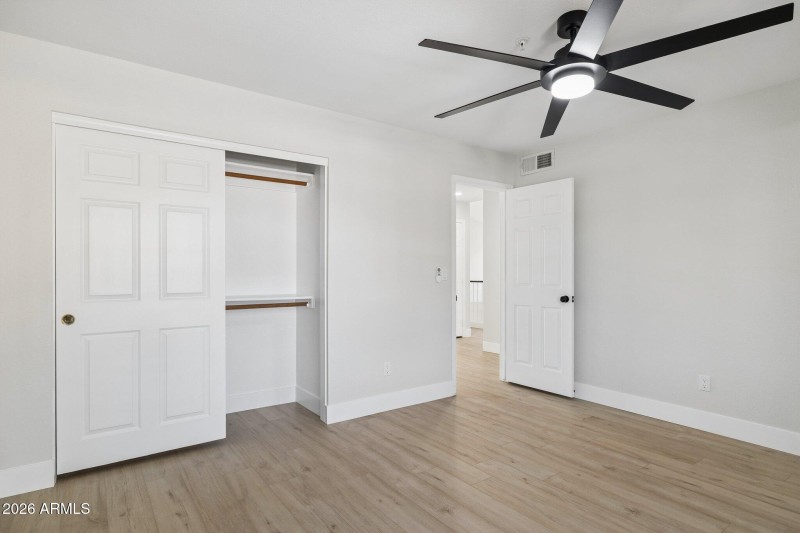 32-web-or-mls-8833-e-charter-oak-dr