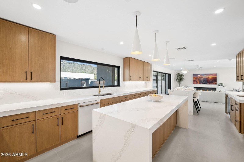 28-web-or-mls-7501-n-21st-pl