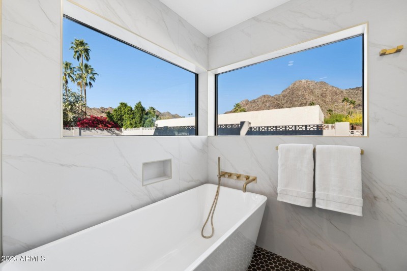 39-web-or-mls-7501-n-21st-pl