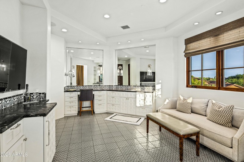 035_Primary Luxury Bath TV Space