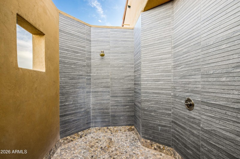 038_Unique Roof Top Outdoor Shower