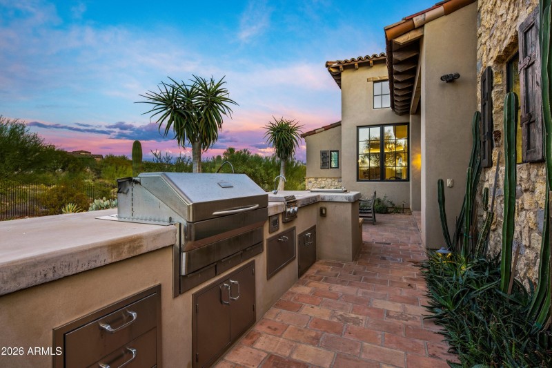 058_Comprehensive Outdoor Kitchen