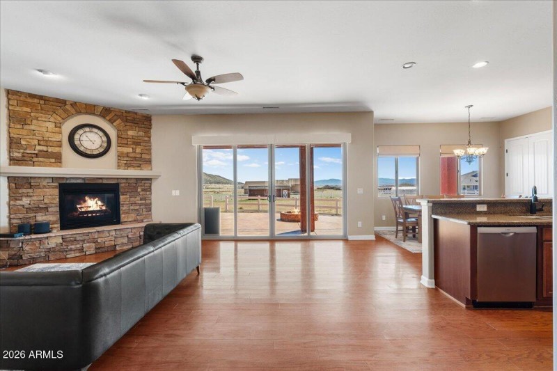 09-Living Room & Kitchen