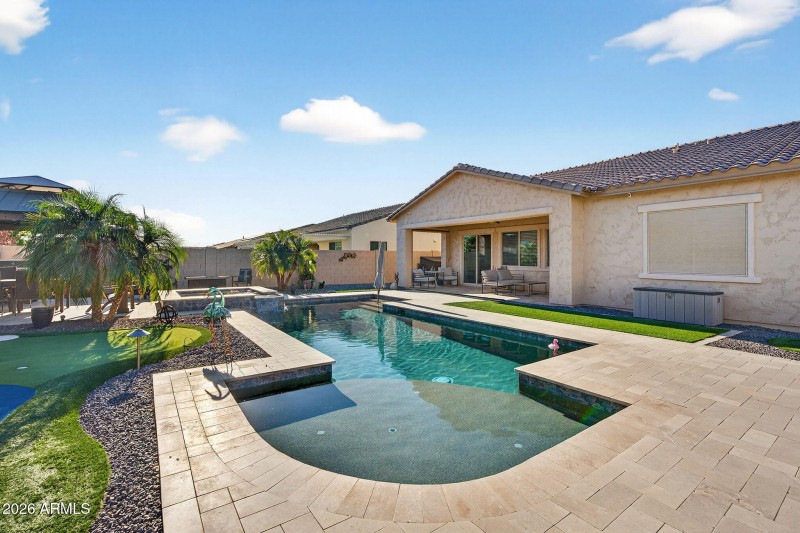 42-web-or-mls-081Ampere Ave