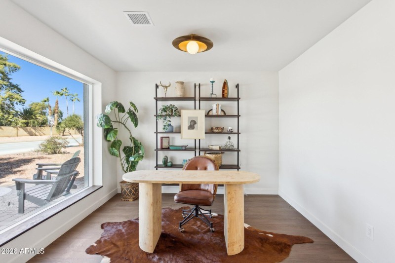 4-web-or-mls-11049-n-44th-st