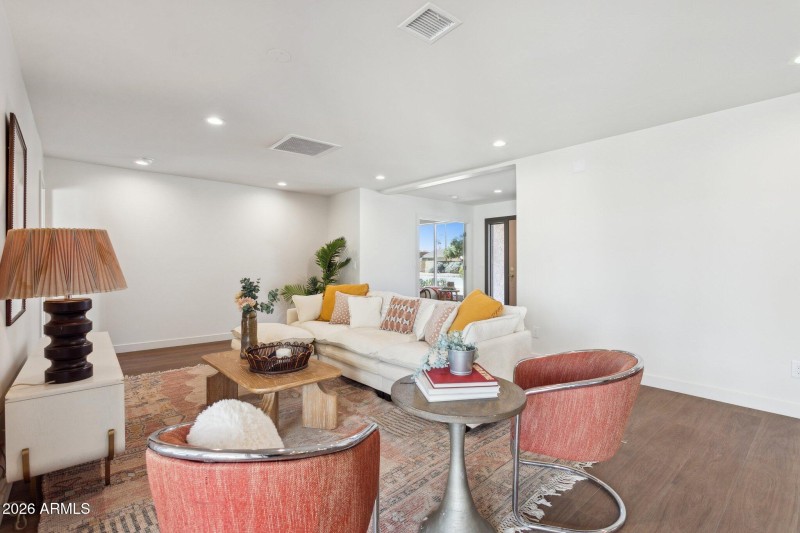 12-web-or-mls-11049-n-44th-st