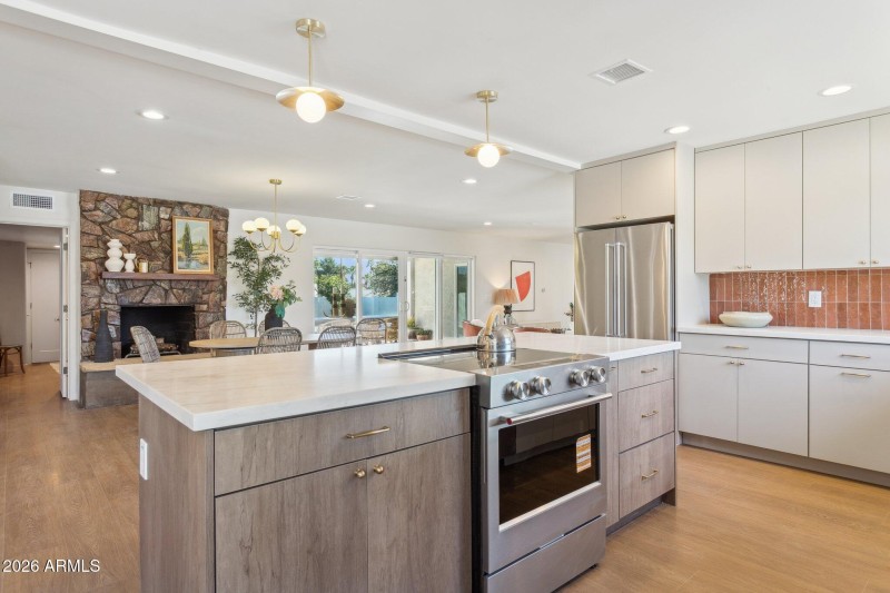 20-web-or-mls-11049-n-44th-st