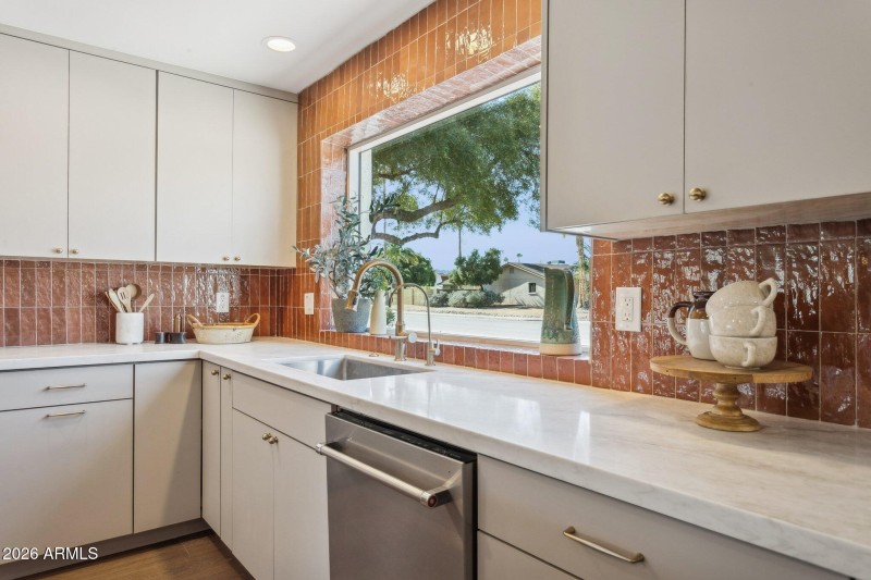 21-web-or-mls-11049-n-44th-st