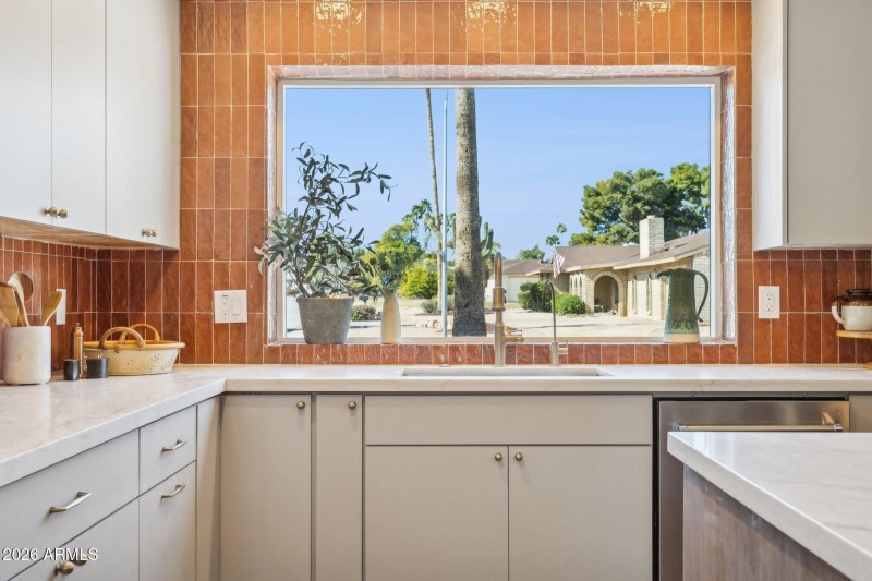 23-web-or-mls-11049-n-44th-st