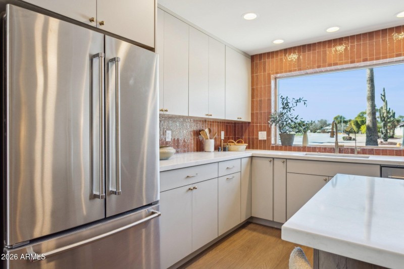 24-web-or-mls-11049-n-44th-st