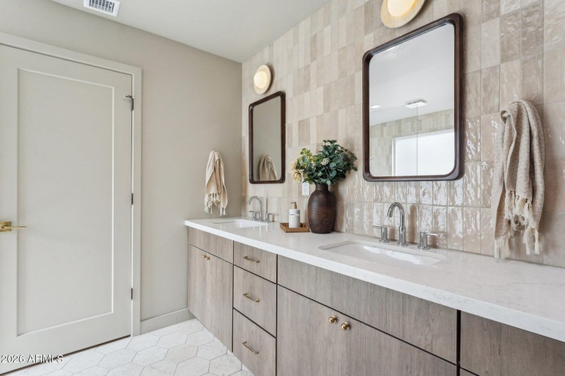 29-web-or-mls-11049-n-44th-st