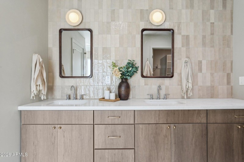 31-web-or-mls-11049-n-44th-st