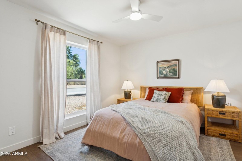 37-web-or-mls-11049-n-44th-st