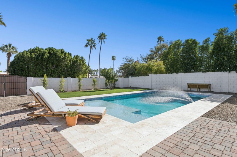 44-web-or-mls-11049-n-44th-st