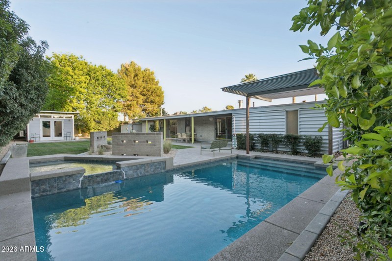 51-web-or-mls-1318-w-glenn-dr