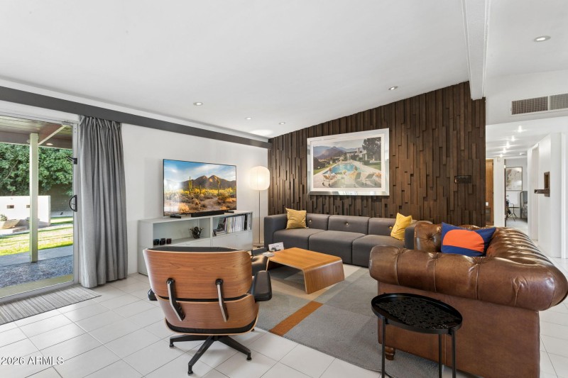 7-web-or-mls-1318-w-glenn-dr