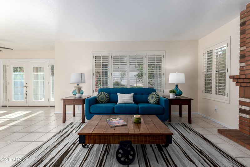 SPACIOUS LIVING ROOM