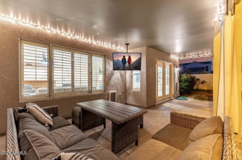 LIVING AZ LIFE OUTSIDE